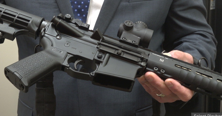 Школы Техаса будут охранять с AR-15