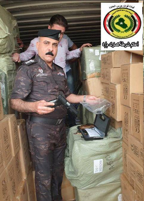 Офицер таможенной службы Ирака демонстрирует контрабандный ФОРТ-19