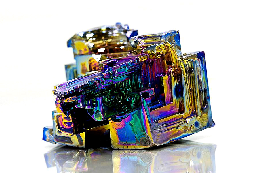 Кристаллы висмута покрыты красивой оксидной пленкой