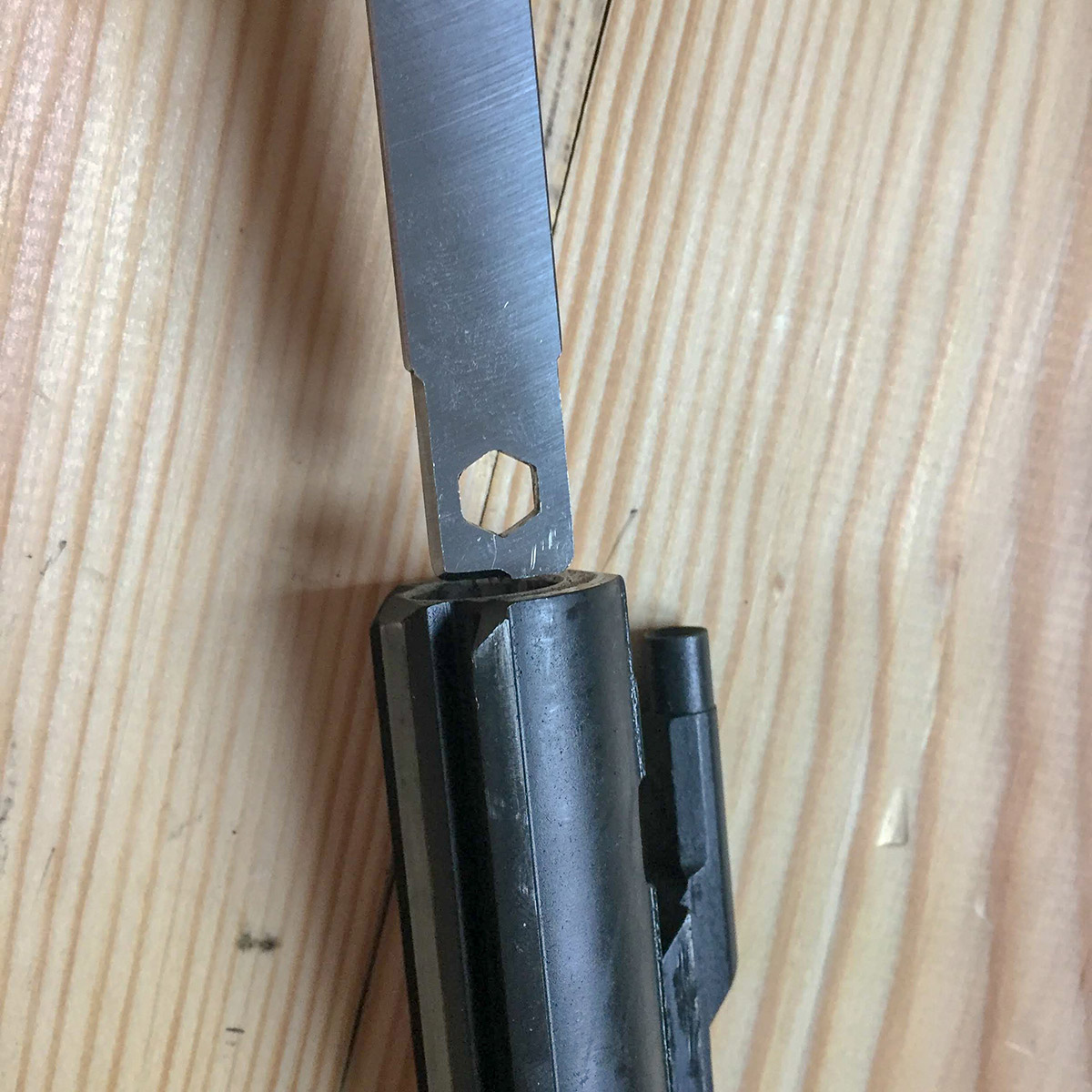 Чистка внутреней полости затворной рамы AR-15